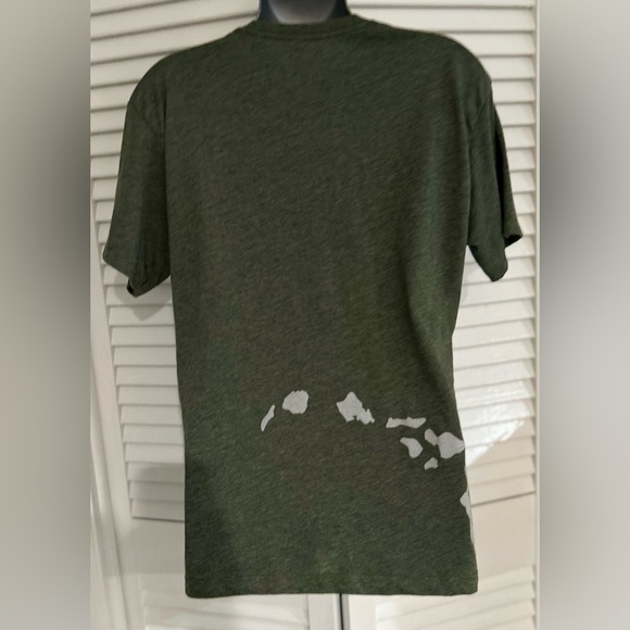 Olive green short sleeve tee featuring Hawaii - Picture 3 of 4